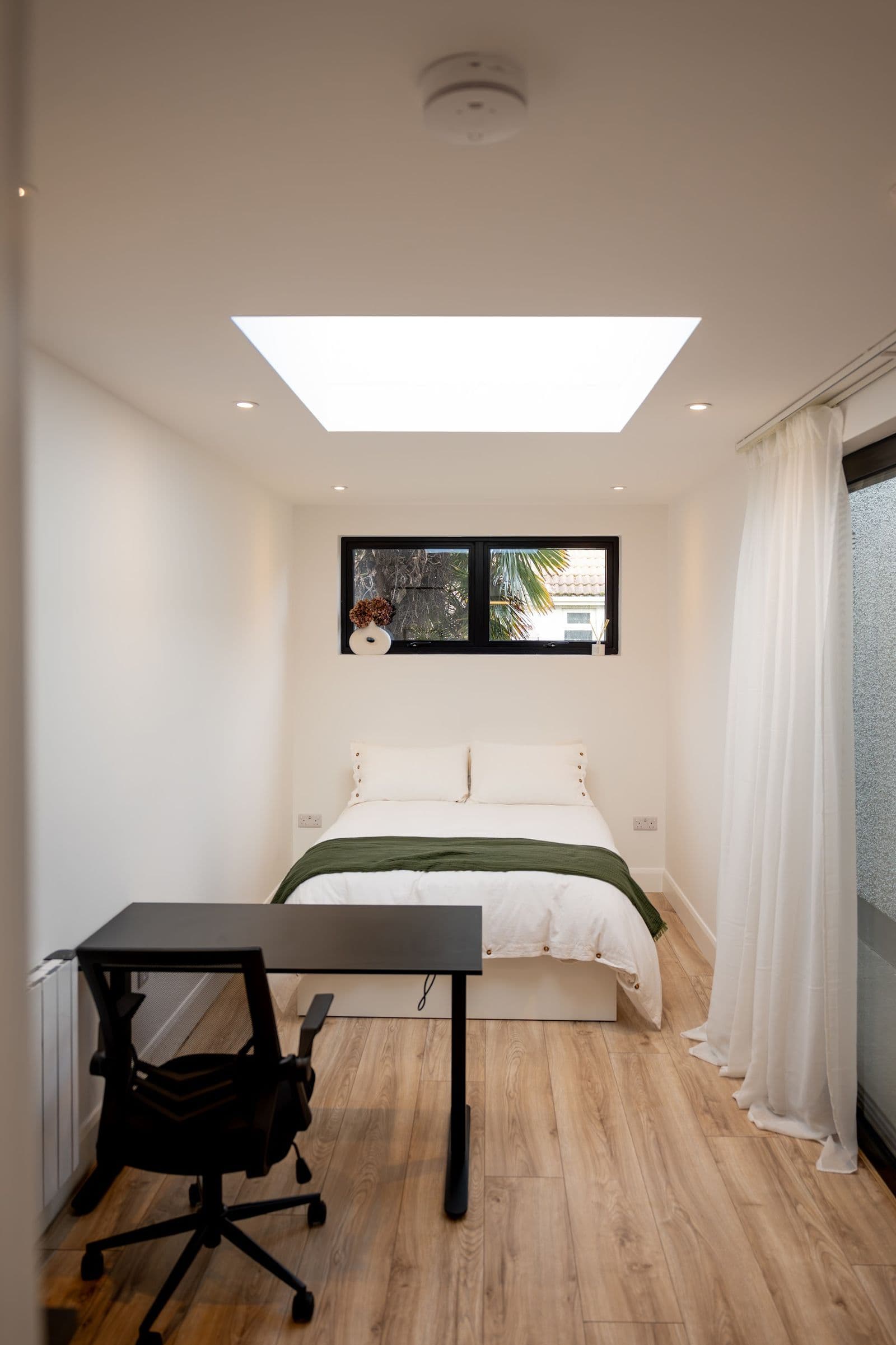 Multi-Purpose Garden Room and Bedroom with Modern Ensuite and Integrated Shed, Lucan, Co. Dublin — photo 4