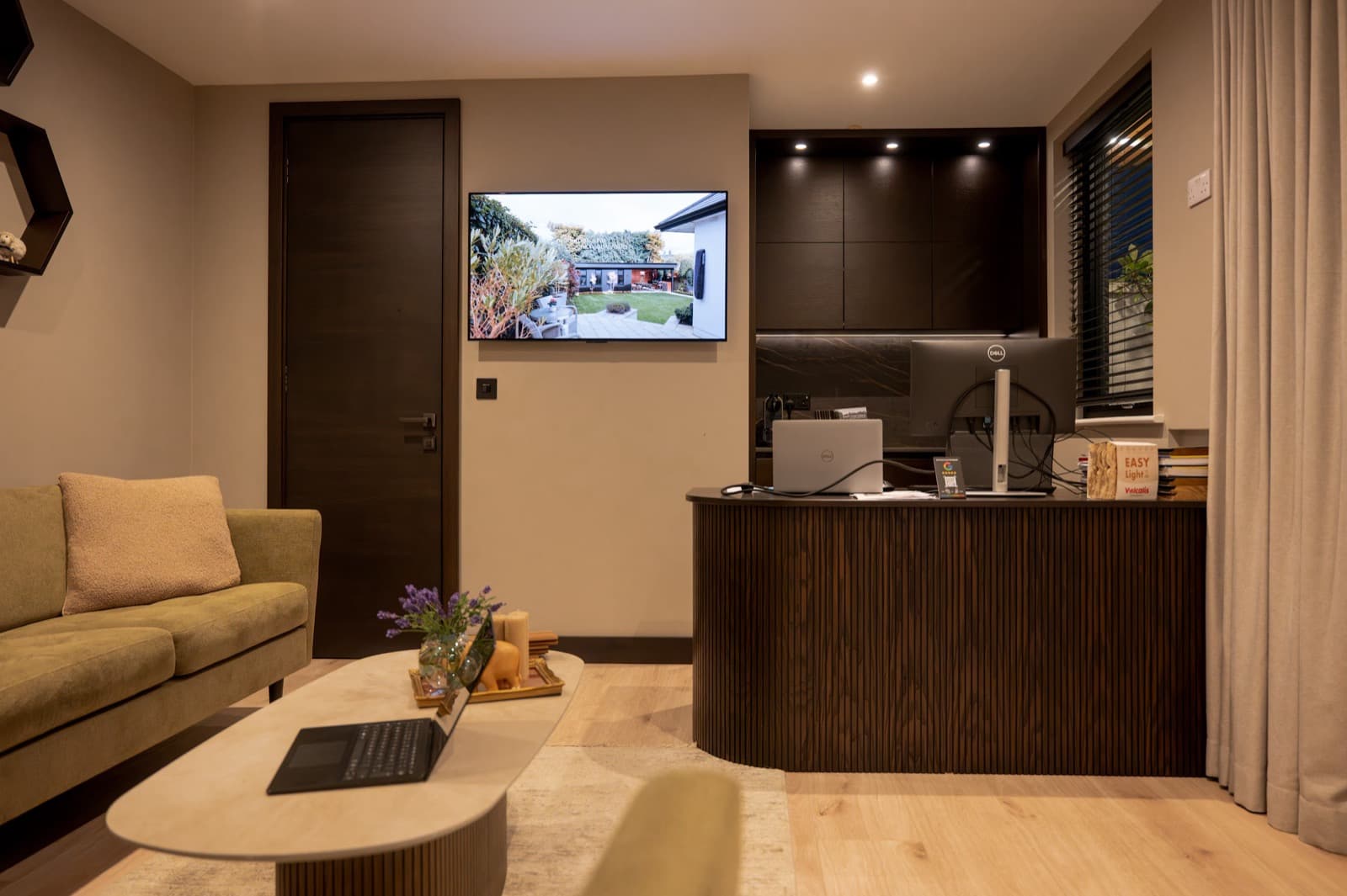 Home Office and Lounge with Covered Games Area and Ensuite, Whitehall, Dublin 9 — photo 9
