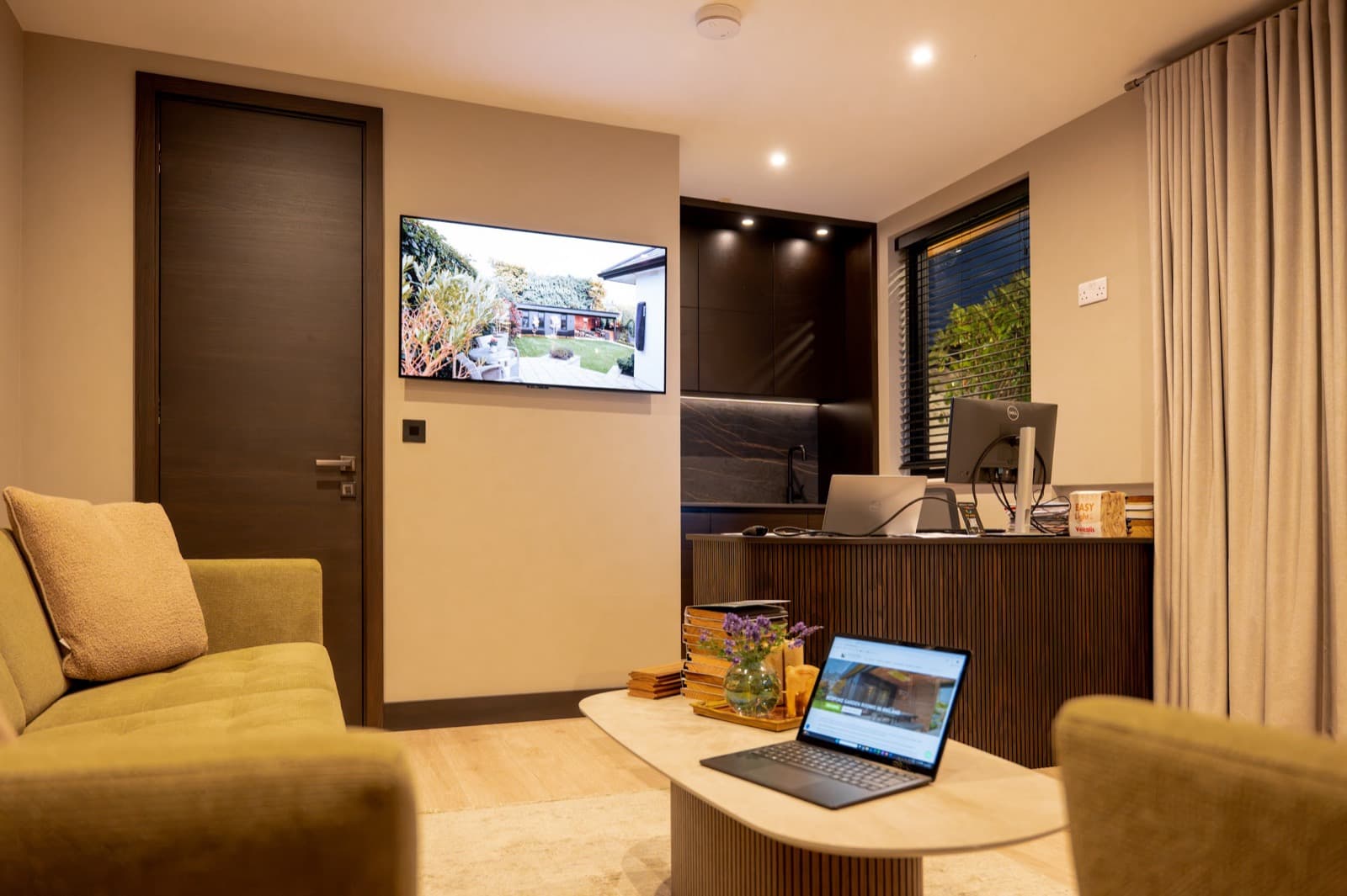 Home Office and Lounge with Covered Games Area and Ensuite, Whitehall, Dublin 9 — photo 12