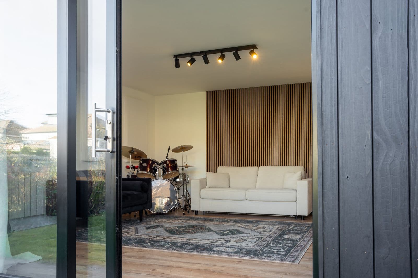 Soundproof Music Studio & Entertainment Garden Room with Ensuite, Dublin 9 — photo 2